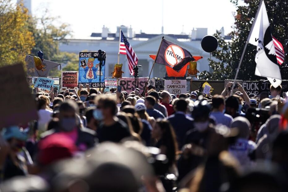 Manifestantes festejam junto à casa Branca