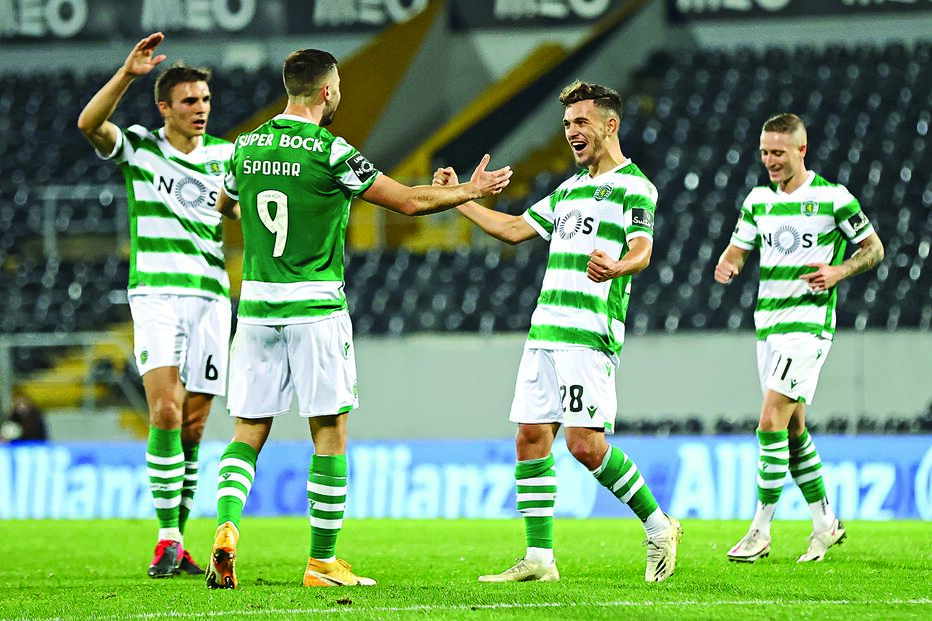 Pedro Gonçalves, que bisou, festeja um dos seus golos com Sporar