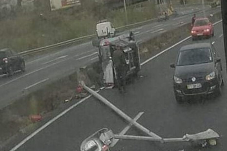 Colisão aparatosa no IC17 na Amadora faz um ferido