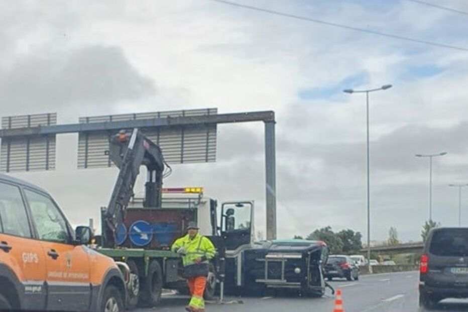 Colisão aparatosa no IC17 na Amadora faz um ferido	