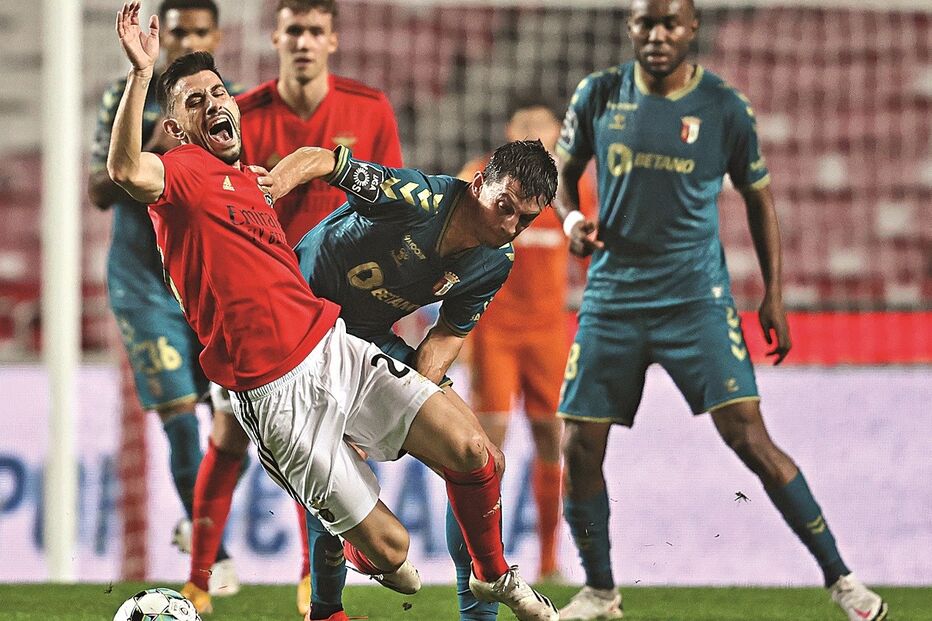 Pizzi é travado pelo bracarense André Castro perante o olhar atento de Al Musrati e de Luca Waldschmidt 