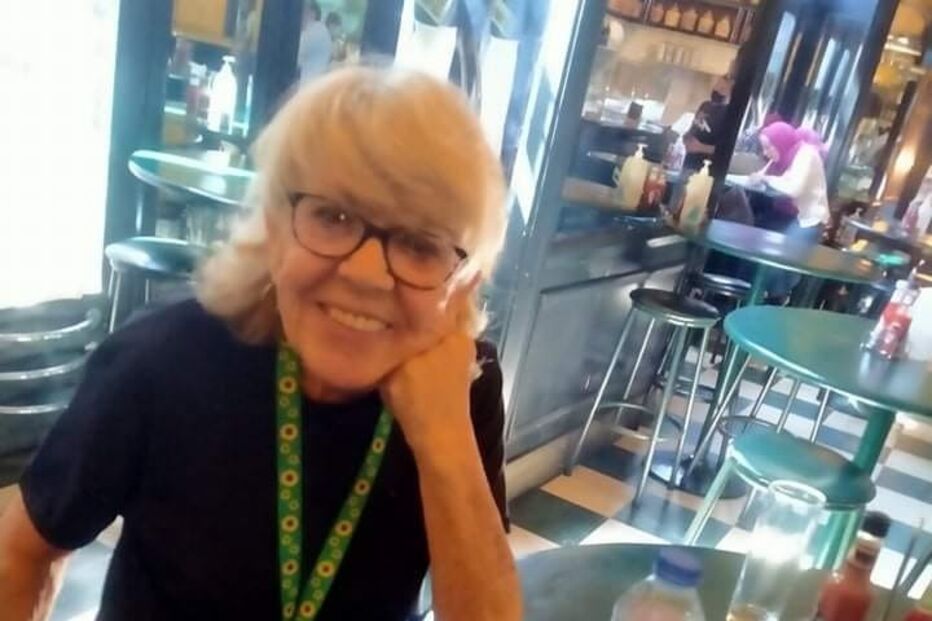 Avó de 80 anos casa com homem 45 anos mais novo e partilha experiência sexual