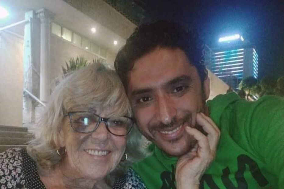 Avó de 80 anos casa com homem 45 anos mais novo e partilha experiência sexual