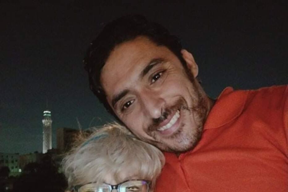 Avó de 80 anos casa com homem 45 anos mais novo e partilha experiência sexual