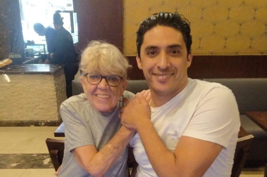 Avó de 80 anos casa com homem 45 anos mais novo e partilha experiência sexual	