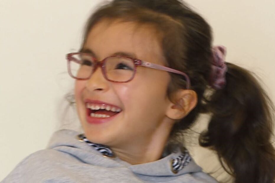 Maria tem 6 anos e sofre de uma mutação genética rara