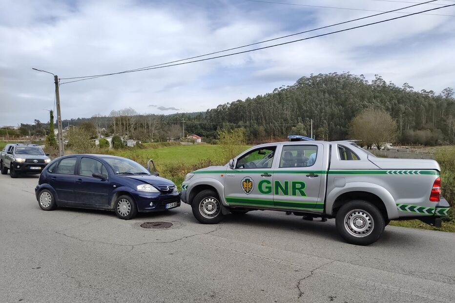 Carro dos assaltantes foi abalroado pela GNR