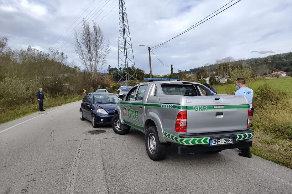 Carro dos assaltantes foi abalroado pela GNR