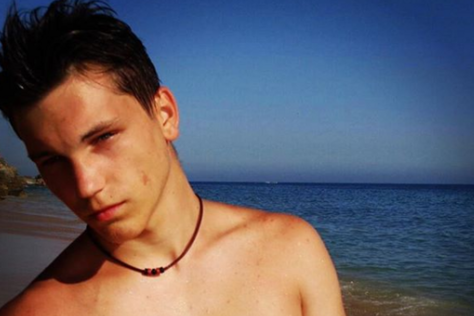 A história de Gabriel, o rapaz que se ri quando lhe dizem que tem 