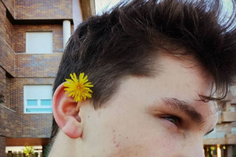 A história de Gabriel, o rapaz que se ri quando lhe dizem que tem 