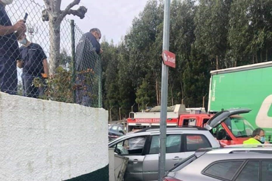 Dois feridos em colisão entre carros em Esmoriz