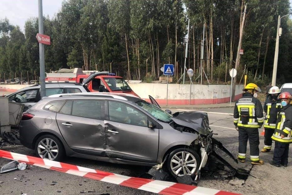 Dois feridos em colisão entre carros em Esmoriz