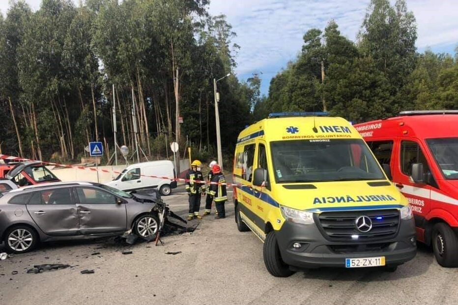Dois feridos em colisão entre carros em Esmoriz