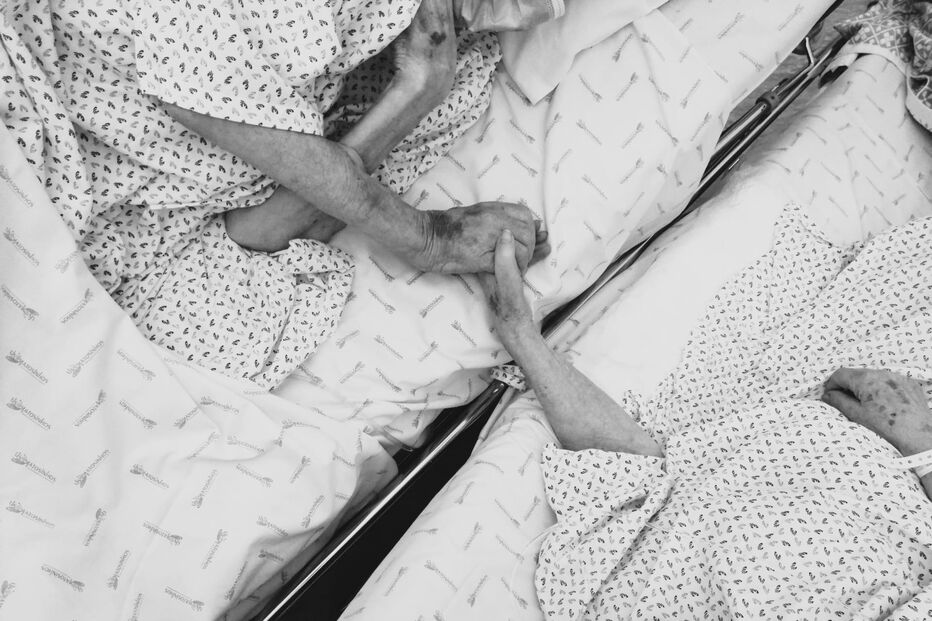 Casal junto na morte por Covid-19 em Matosinhos. Esta imagem vale todas as palavras