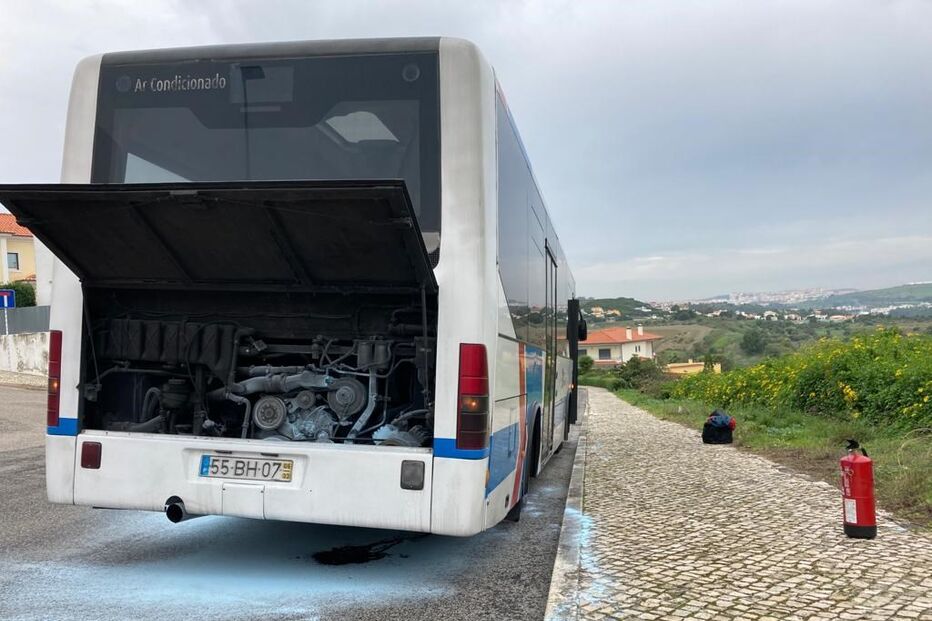 Autocarro incendeia-se em paragem de autocarro em Caxias