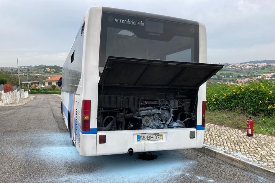 Autocarro incendeia-se em paragem de autocarro em Caxias