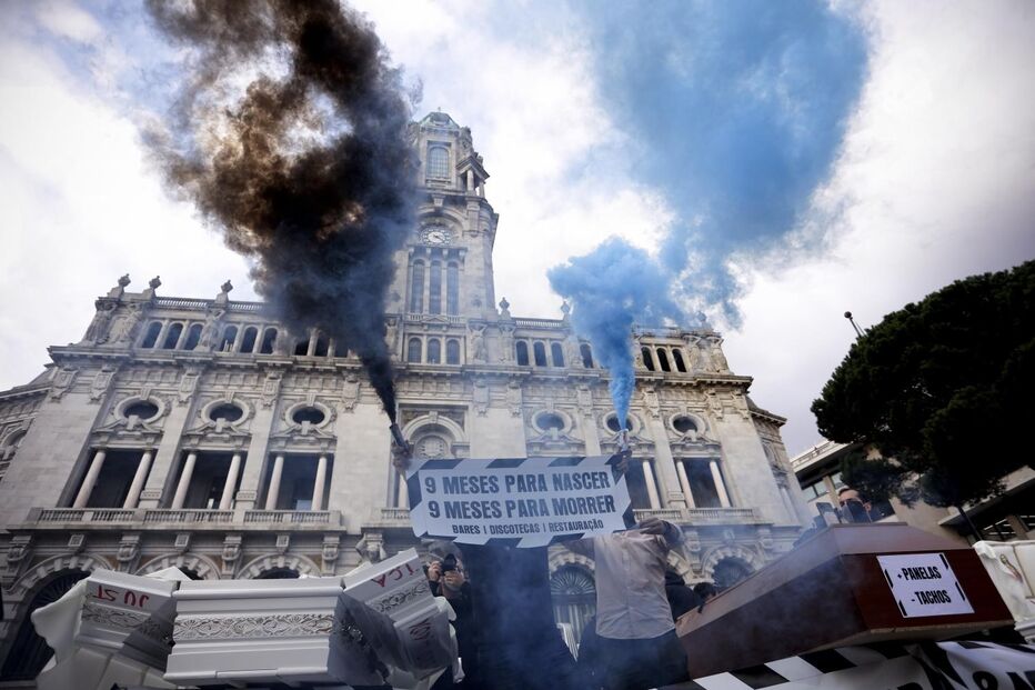 Centenas de empresários da restauração manifestaram-se contra medidas restritivas na Baixa do Porto