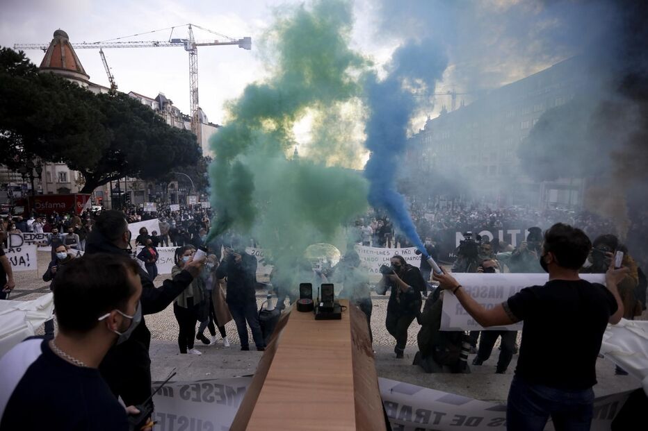 Centenas de empresários da restauração manifestaram-se contra medidas restritivas na Baixa do Porto