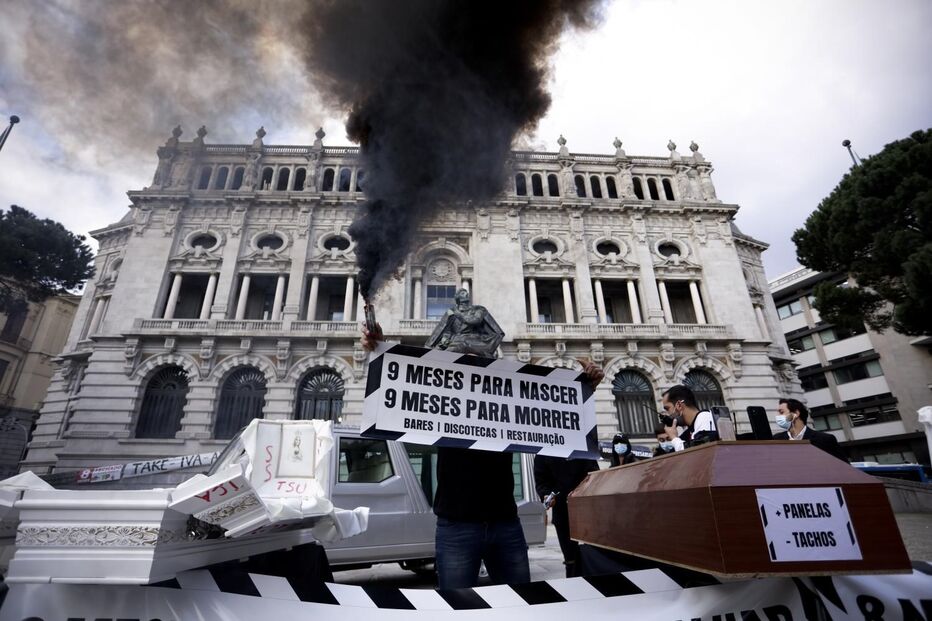 Centenas de empresários da restauração manifestaram-se contra medidas restritivas na Baixa do Porto