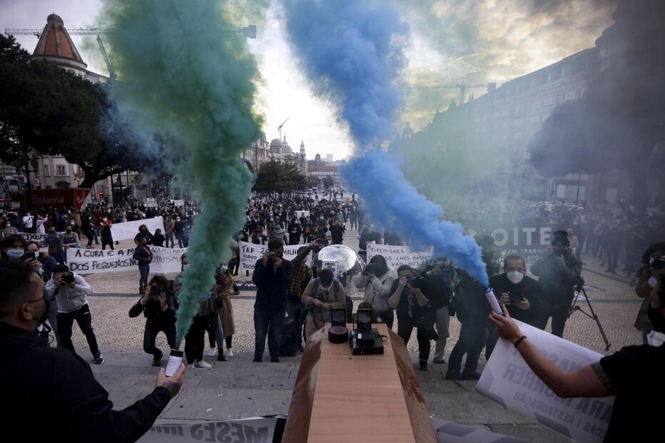 Centenas de empresários da restauração manifestaram-se contra medidas restritivas na Baixa do Porto