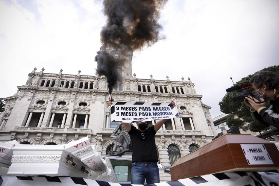 Centenas de empresários da restauração manifestaram-se contra medidas restritivas na Baixa do Porto