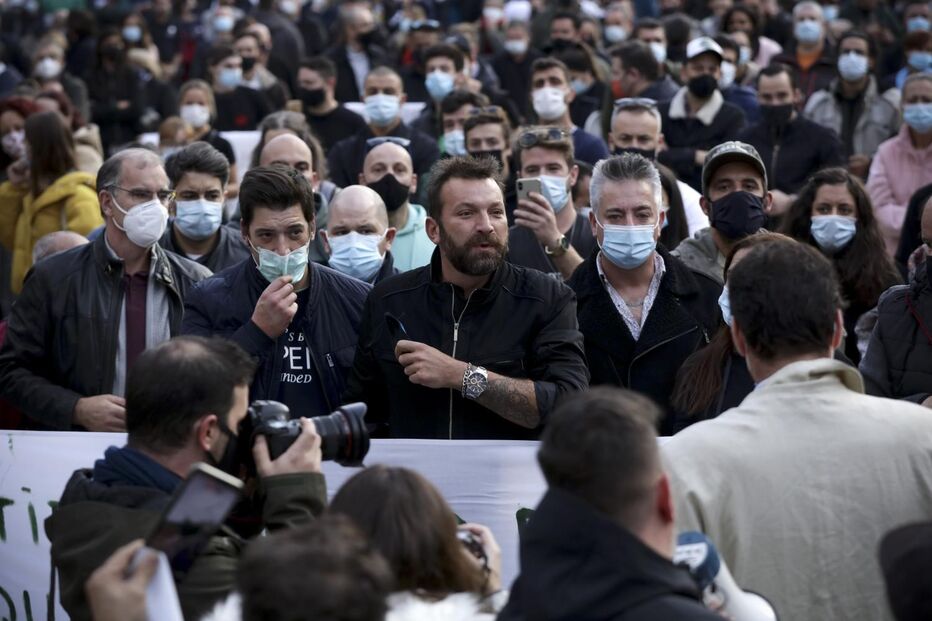 Centenas de empresários da restauração manifestaram-se contra medidas restritivas na Baixa do Porto