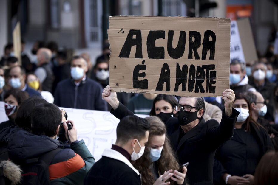 Centenas de empresários da restauração manifestaram-se contra medidas restritivas na Baixa do Porto