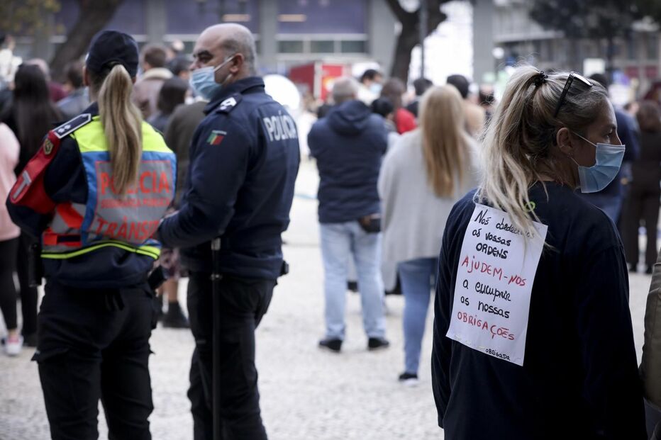 Centenas de empresários da restauração manifestaram-se contra medidas restritivas na Baixa do Porto