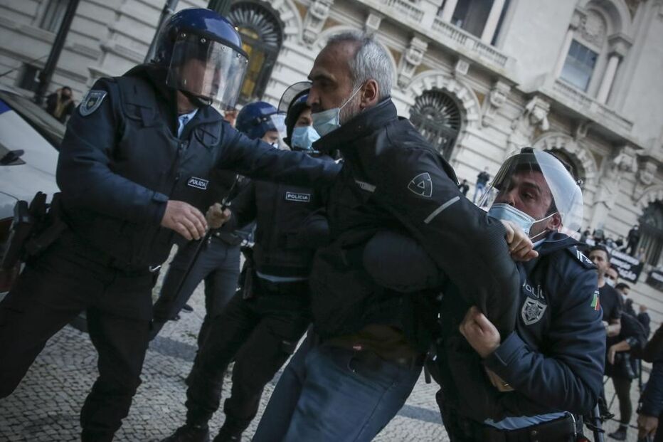Centenas de empresários da restauração manifestaram-se contra medidas restritivas na Baixa do Porto