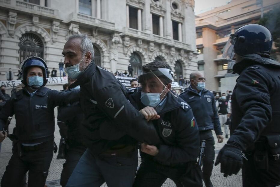 Centenas de empresários da restauração manifestaram-se contra medidas restritivas na Baixa do Porto