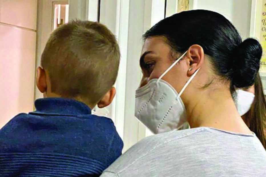 Namorada de Cristiano Ronaldo distribui presentes a crianças carenciadas