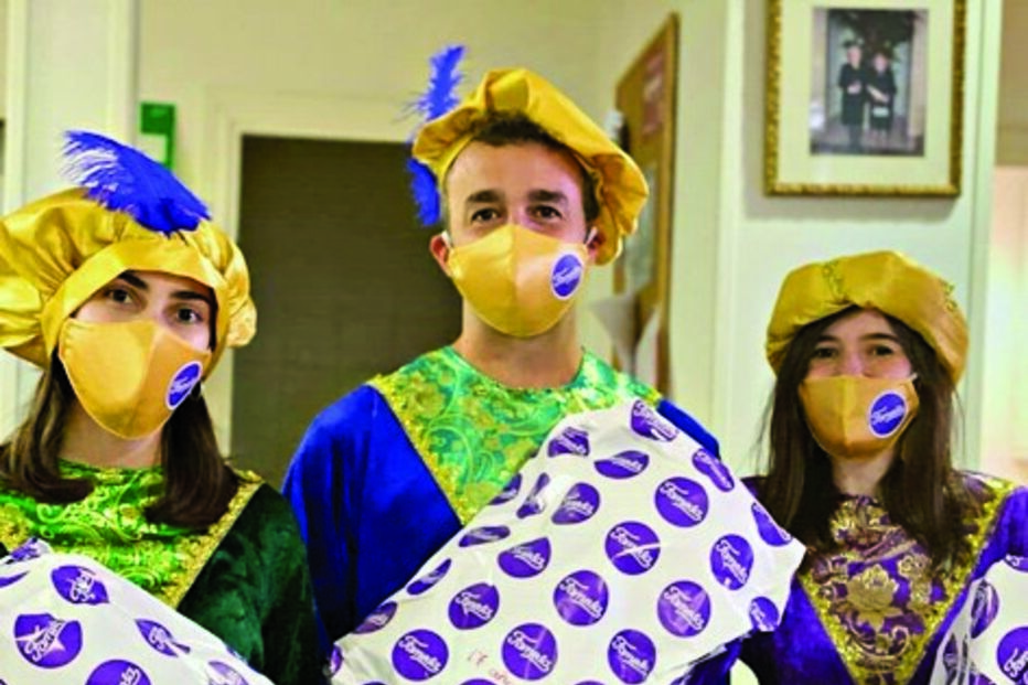 Namorada de Cristiano Ronaldo distribui presentes a crianças carenciadas