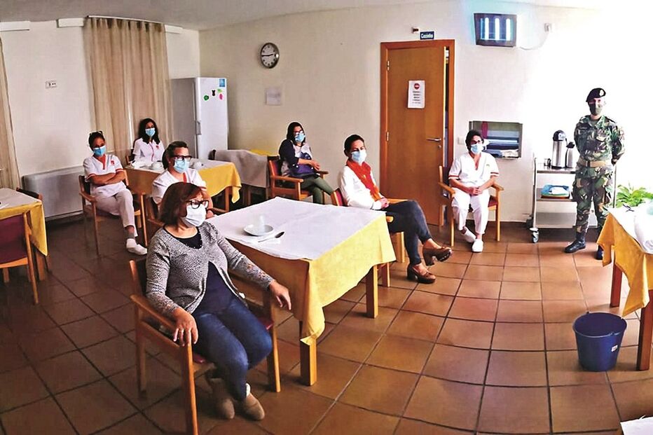 Militares das Forças Armadas durante uma das ações de sensibilização realizadas a funcionários, enfermeiros e médicos dos lares de idosos