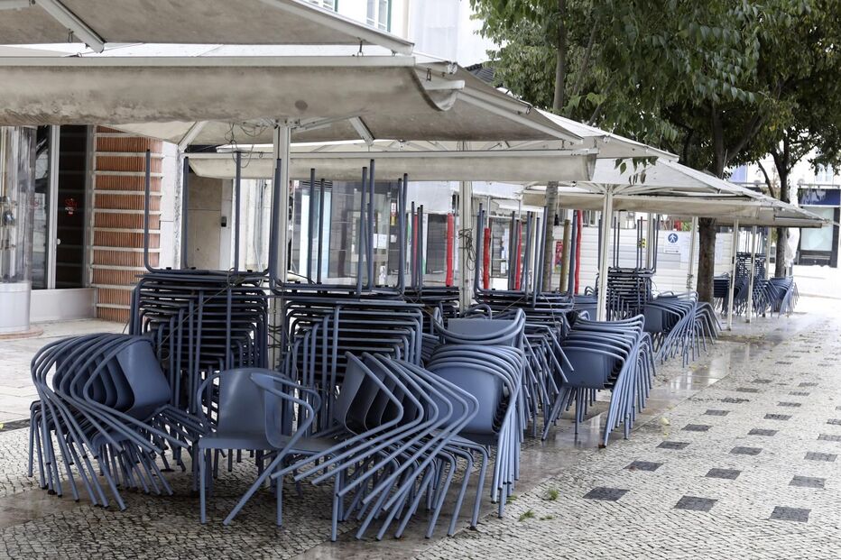 Espladas do Rossio na Praça D. Pedro IV vazias devido às medidas aplicadas pelo Governo que ordena encerramento de comércio e restaurantes e a regra geral de permanência em casa e o confinamento entre as 13h e as 8h ao fim de semana