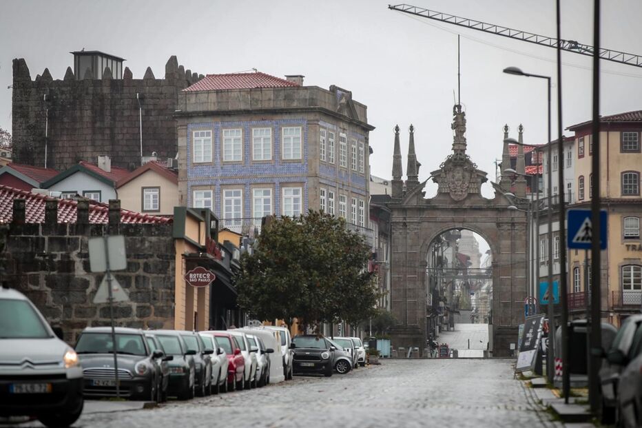Ruas desertas em Braga devido à regra de permanência em casa no fim de semana