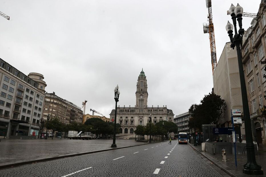 Ruas desertas no Porto devido à regra de permanência em casa no fim de semana