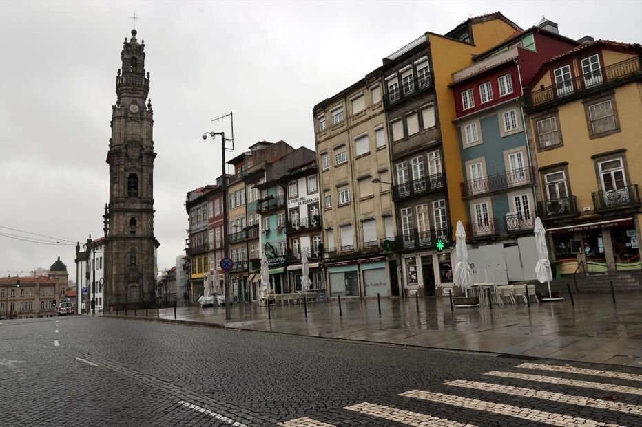 Ruas desertas no Porto devido à regra de permanência em casa no fim de semana
