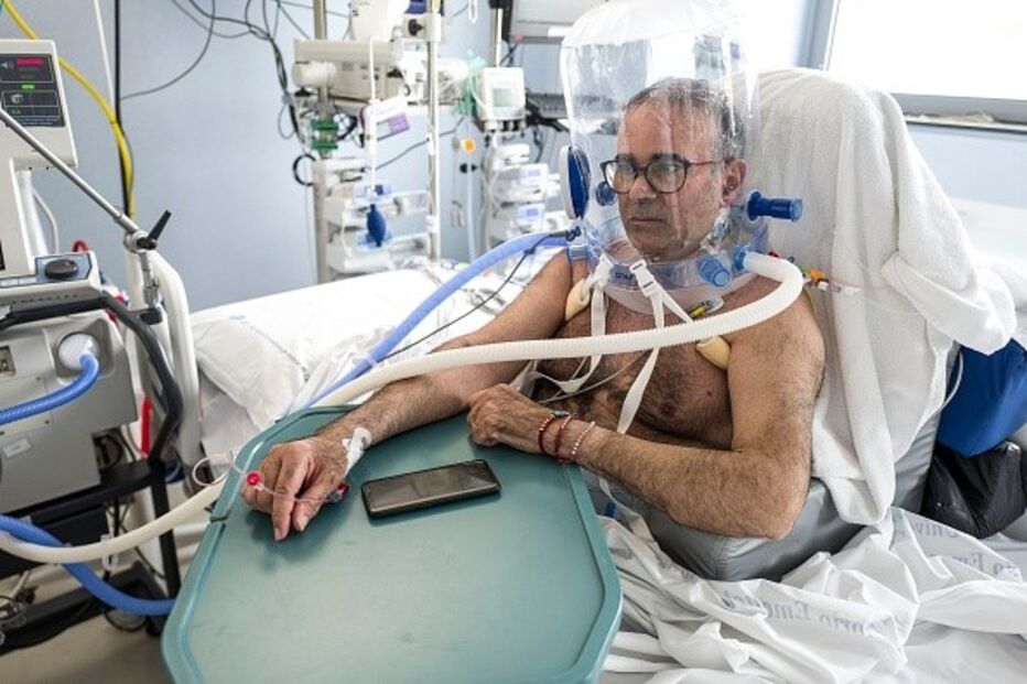 Capacetes respiratórios usados em Itála