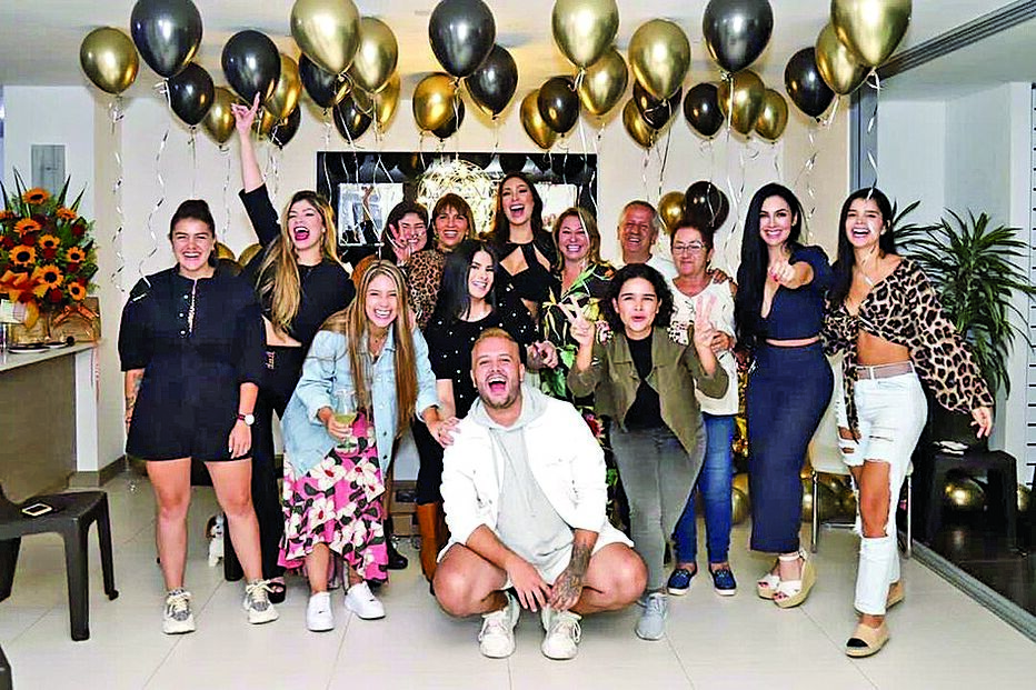 Mulher de Uribe dá festas de arromba e é alvo de críticas