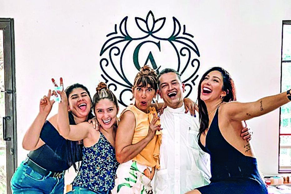 Mulher de Uribe dá festas de arromba e é alvo de críticas