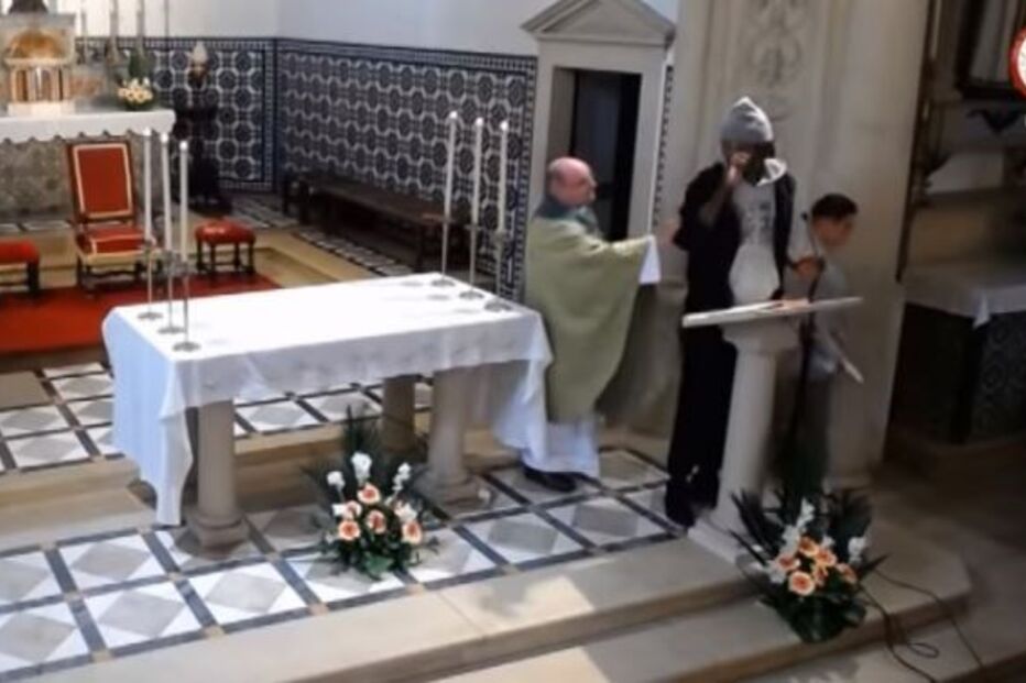 Homem interrompe missa que estava a ser transmitida em direto no Entroncamento