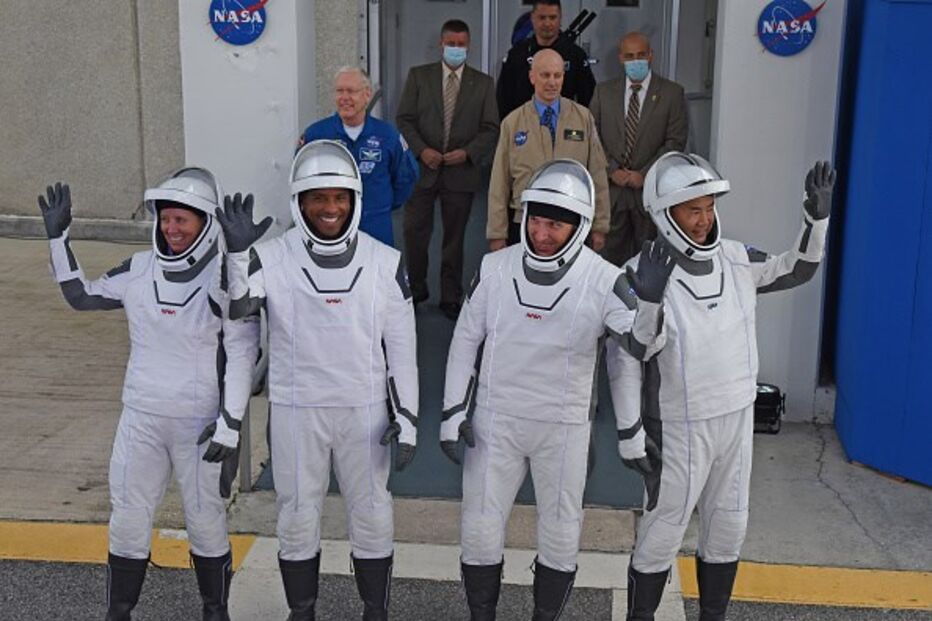NASA leva quatro astronautas ao espaço