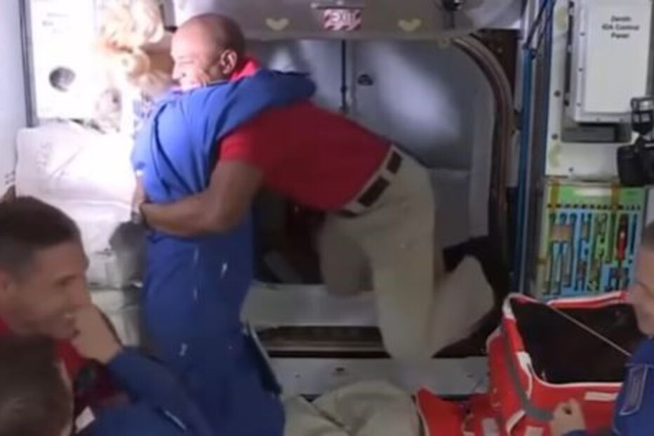 Equipa a bordo da cápsula Dragon da Space X à chegada à Estação Espacial Internacional