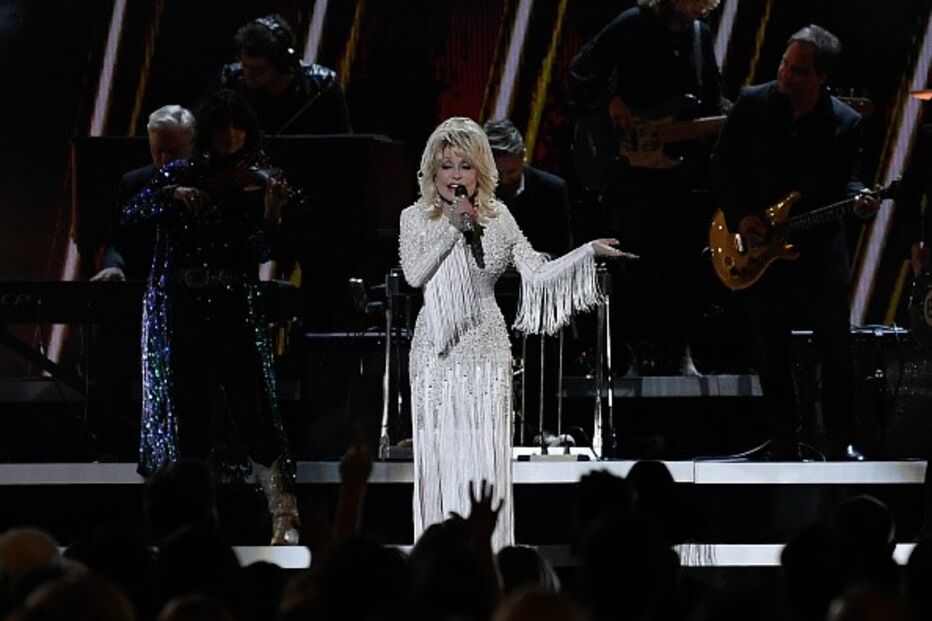 Dolly Parton, a mulher ícone da música country que ofereceu 1 milhão de dólares para a vacina contra a Covid-19