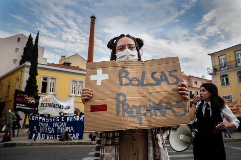 Estudantes pedem fim das propinas e mais condições em frente da Assembleia da República. Veja as imagens