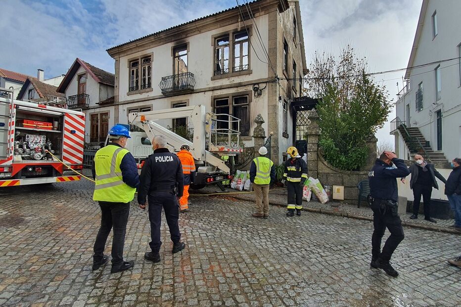 Habitação no centro da cidade ardeu na terça-feira de manhã