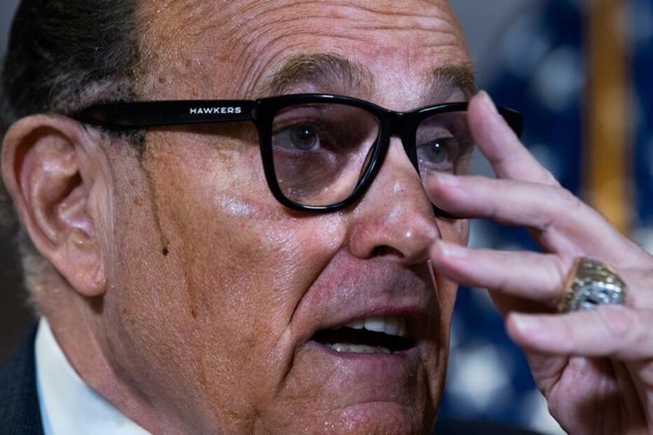 Tinta escorre do cabelo de Rudy Giuliani, advogado de Donald Trump