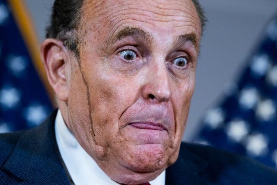 Tinta escorre do cabelo de Rudy Giuliani, advogado de Donald Trump