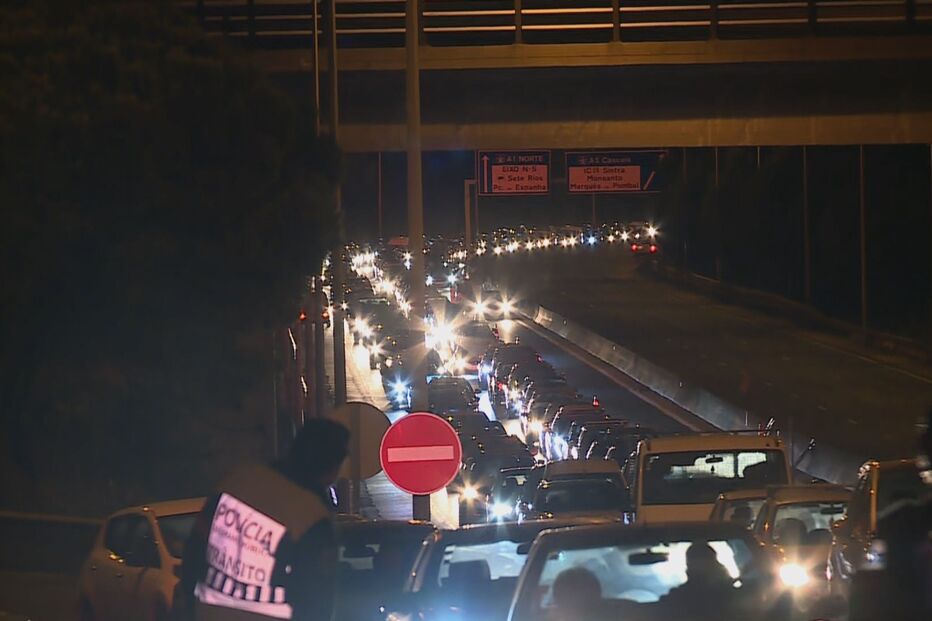 Fiscalização devido ao recolher obrigatório provoca longas filas na Ponte 25 de Abril em Lisboa