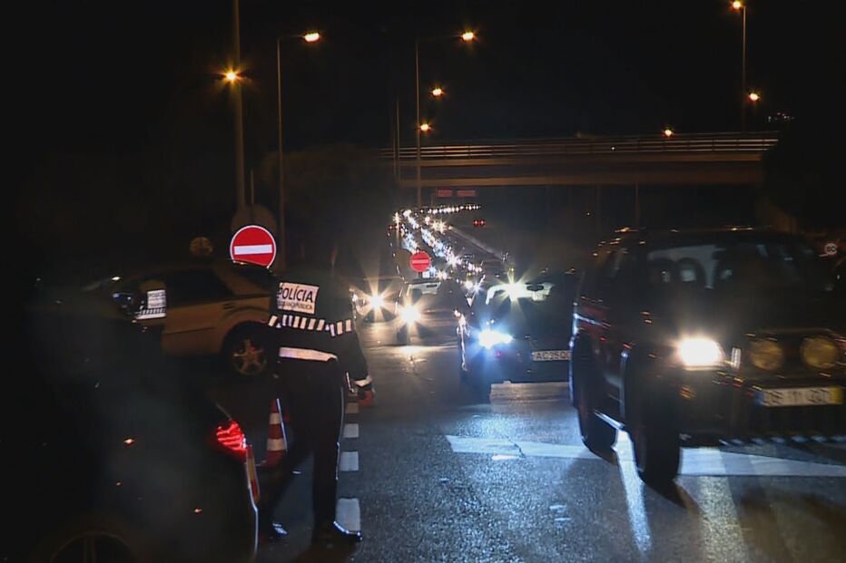 Fiscalização devido ao recolher obrigatório provoca longas filas na Ponte 25 de Abril em Lisboa